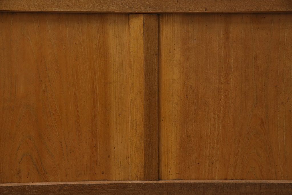 組子入りガラス戸をリペア&カスタム!設置場所に合わせてリサイズ。引手の移設。戸車を取り付け。1トーン落ち着いた色味に着色し仕上げ。(引き戸、建具)