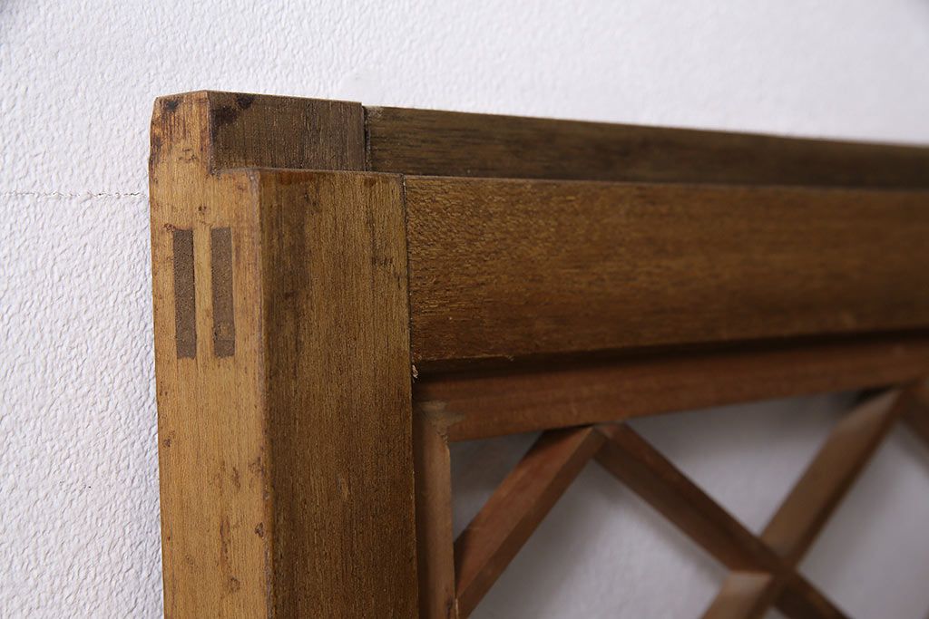 組子入りガラス戸をリペア&カスタム!設置場所に合わせてリサイズ。引手の移設。戸車を取り付け。1トーン落ち着いた色味に着色し仕上げ。(引き戸、建具)