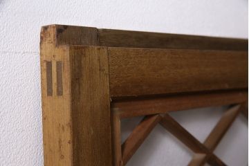 組子入りガラス戸をリペア&カスタム!設置場所に合わせてリサイズ。引手の移設。戸車を取り付け。1トーン落ち着いた色味に着色し仕上げ。(引き戸、建具)