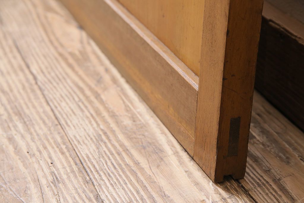 組子入りガラス戸をリペア&カスタム!設置場所に合わせてリサイズ。引手の移設。戸車を取り付け。1トーン落ち着いた色味に着色し仕上げ。(引き戸、建具)