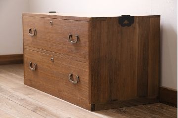 昭和中期の衣装箪笥の見た目を変えずに綺麗にリペア!クリーニングと可動部の調整。クリアワックス仕上げ。(ローチェスト、収納箪笥、引き出し)