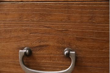 昭和中期の衣装箪笥の見た目を変えずに綺麗にリペア!クリーニングと可動部の調整。クリアワックス仕上げ。(ローチェスト、収納箪笥、引き出し)