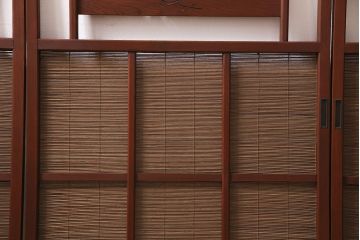 御簾戸4枚をリペア&カスタム!上下に分割し8枚にリメイク。引き手を取り付け。すだれ以外の部分を赤味がかった茶色で着色し仕上げ。(建具、簾戸、簀戸、葭戸、夏戸、すど)