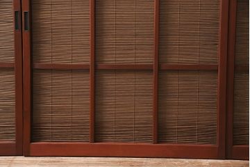 御簾戸4枚をリペア&カスタム!上下に分割し8枚にリメイク。引き手を取り付け。すだれ以外の部分を赤味がかった茶色で着色し仕上げ。(建具、簾戸、簀戸、葭戸、夏戸、すど)