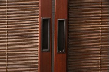 御簾戸4枚をリペア&カスタム!上下に分割し8枚にリメイク。引き手を取り付け。すだれ以外の部分を赤味がかった茶色で着色し仕上げ。(建具、簾戸、簀戸、葭戸、夏戸、すど)