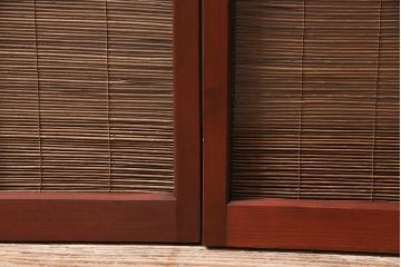 御簾戸4枚をリペア&カスタム!上下に分割し8枚にリメイク。引き手を取り付け。すだれ以外の部分を赤味がかった茶色で着色し仕上げ。(建具、簾戸、簀戸、葭戸、夏戸、すど)