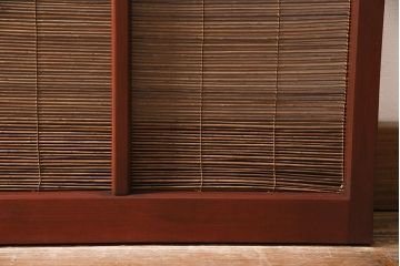 御簾戸4枚をリペア&カスタム!上下に分割し8枚にリメイク。引き手を取り付け。すだれ以外の部分を赤味がかった茶色で着色し仕上げ。(建具、簾戸、簀戸、葭戸、夏戸、すど)