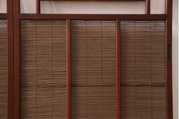 御簾戸4枚をリペア&カスタム!上下に分割し8枚にリメイク。引き手を取り付け。すだれ以外の部分を赤味がかった茶色で着色し仕上げ。(建具、簾戸、簀戸、葭戸、夏戸、すど)