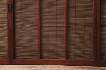 御簾戸4枚をリペア&カスタム!上下に分割し8枚にリメイク。引き手を取り付け。すだれ以外の部分を赤味がかった茶色で着色し仕上げ。(建具、簾戸、簀戸、葭戸、夏戸、すど)