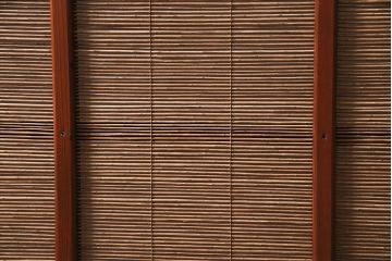 御簾戸4枚をリペア&カスタム!上下に分割し8枚にリメイク。引き手を取り付け。すだれ以外の部分を赤味がかった茶色で着色し仕上げ。(建具、簾戸、簀戸、葭戸、夏戸、すど)