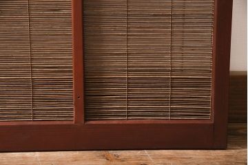 御簾戸4枚をリペア&カスタム!上下に分割し8枚にリメイク。引き手を取り付け。すだれ以外の部分を赤味がかった茶色で着色し仕上げ。(建具、簾戸、簀戸、葭戸、夏戸、すど)