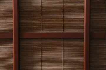 御簾戸4枚をリペア&カスタム!上下に分割し8枚にリメイク。引き手を取り付け。すだれ以外の部分を赤味がかった茶色で着色し仕上げ。(建具、簾戸、簀戸、葭戸、夏戸、すど)