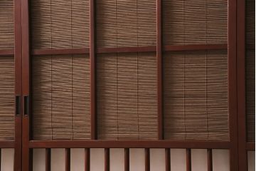 御簾戸4枚をリペア&カスタム!上下に分割し8枚にリメイク。引き手を取り付け。すだれ以外の部分を赤味がかった茶色で着色し仕上げ。(建具、簾戸、簀戸、葭戸、夏戸、すど)