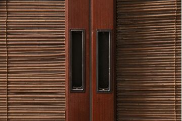 御簾戸4枚をリペア&カスタム!上下に分割し8枚にリメイク。引き手を取り付け。すだれ以外の部分を赤味がかった茶色で着色し仕上げ。(建具、簾戸、簀戸、葭戸、夏戸、すど)