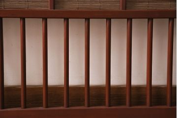 御簾戸4枚をリペア&カスタム!上下に分割し8枚にリメイク。引き手を取り付け。すだれ以外の部分を赤味がかった茶色で着色し仕上げ。(建具、簾戸、簀戸、葭戸、夏戸、すど)