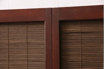 御簾戸4枚をリペア&カスタム!上下に分割し8枚にリメイク。引き手を取り付け。すだれ以外の部分を赤味がかった茶色で着色し仕上げ。(建具、簾戸、簀戸、葭戸、夏戸、すど)