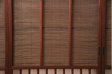 御簾戸4枚をリペア&カスタム!上下に分割し8枚にリメイク。引き手を取り付け。すだれ以外の部分を赤味がかった茶色で着色し仕上げ。(建具、簾戸、簀戸、葭戸、夏戸、すど)