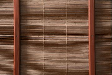 御簾戸4枚をリペア&カスタム!上下に分割し8枚にリメイク。引き手を取り付け。すだれ以外の部分を赤味がかった茶色で着色し仕上げ。(建具、簾戸、簀戸、葭戸、夏戸、すど)