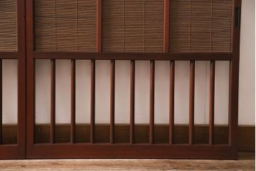 御簾戸4枚をリペア&カスタム!上下に分割し8枚にリメイク。引き手を取り付け。すだれ以外の部分を赤味がかった茶色で着色し仕上げ。(建具、簾戸、簀戸、葭戸、夏戸、すど)