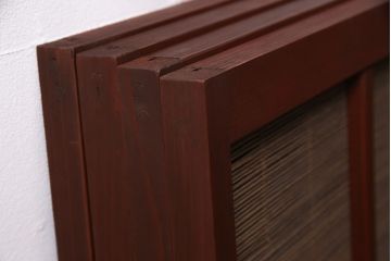 御簾戸4枚をリペア&カスタム!上下に分割し8枚にリメイク。引き手を取り付け。すだれ以外の部分を赤味がかった茶色で着色し仕上げ。(建具、簾戸、簀戸、葭戸、夏戸、すど)