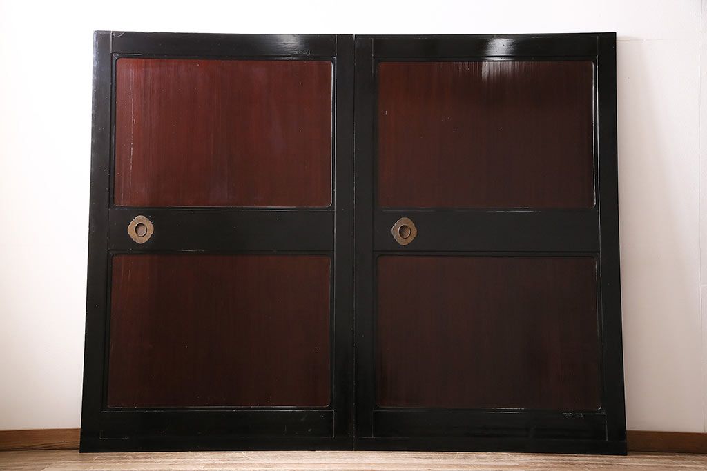漆塗りの帯戸2枚をリペア&カスタム!設置場所に合わせてリサイズ。新材は漆塗りを再現して仕上げ。戸車を取り付け。(引き戸、建具)