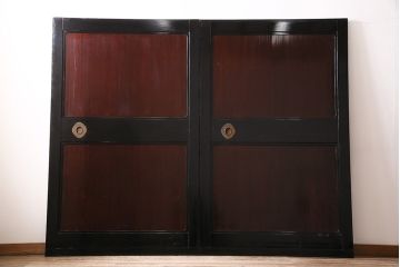 漆塗りの帯戸2枚をリペア&カスタム!設置場所に合わせてリサイズ。新材は漆塗りを再現して仕上げ。戸車を取り付け。(引き戸、建具)