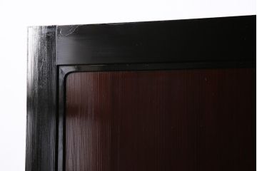 漆塗りの帯戸2枚をリペア&カスタム!設置場所に合わせてリサイズ。新材は漆塗りを再現して仕上げ。戸車を取り付け。(引き戸、建具)