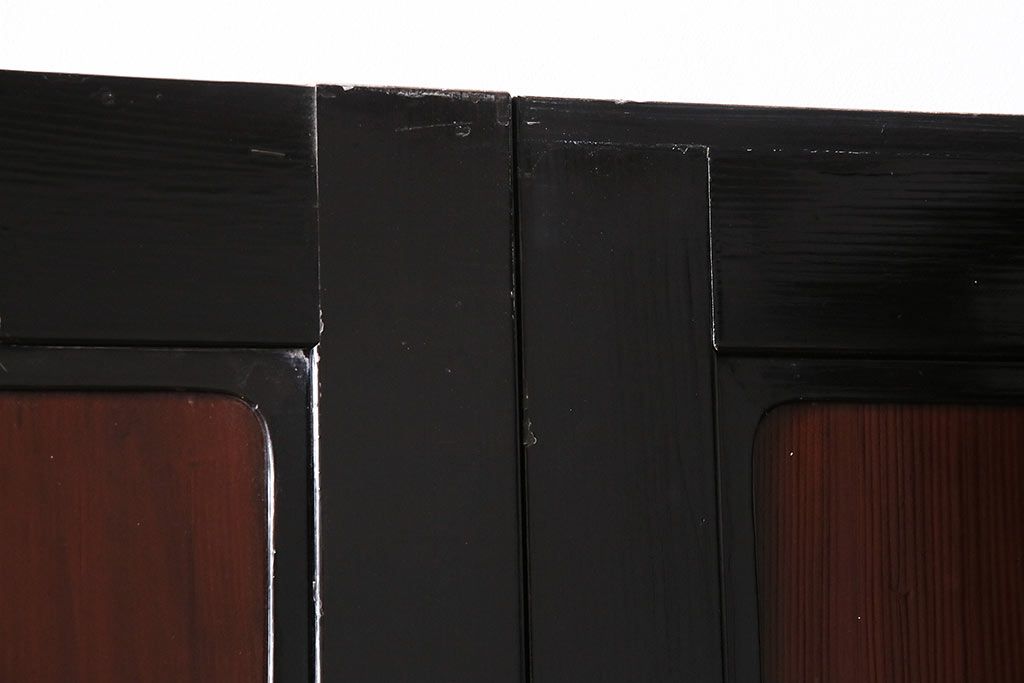 漆塗りの帯戸2枚をリペア&カスタム!設置場所に合わせてリサイズ。新材は漆塗りを再現して仕上げ。戸車を取り付け。(引き戸、建具)