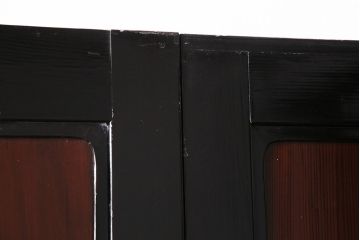 漆塗りの帯戸2枚をリペア&カスタム!設置場所に合わせてリサイズ。新材は漆塗りを再現して仕上げ。戸車を取り付け。(引き戸、建具)