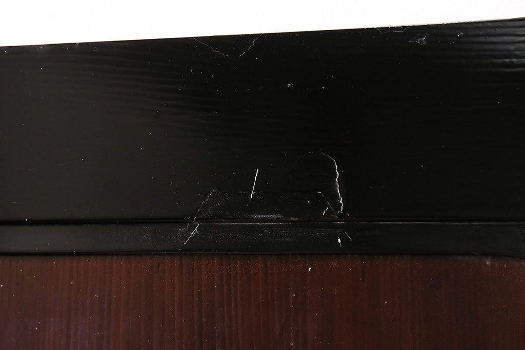 漆塗りの帯戸2枚をリペア&カスタム!設置場所に合わせてリサイズ。新材は漆塗りを再現して仕上げ。戸車を取り付け。(引き戸、建具)