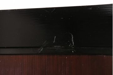 漆塗りの帯戸2枚をリペア&カスタム!設置場所に合わせてリサイズ。新材は漆塗りを再現して仕上げ。戸車を取り付け。(引き戸、建具)