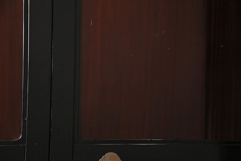 漆塗りの帯戸2枚をリペア&カスタム!設置場所に合わせてリサイズ。新材は漆塗りを再現して仕上げ。戸車を取り付け。(引き戸、建具)