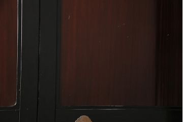 漆塗りの帯戸2枚をリペア&カスタム!設置場所に合わせてリサイズ。新材は漆塗りを再現して仕上げ。戸車を取り付け。(引き戸、建具)