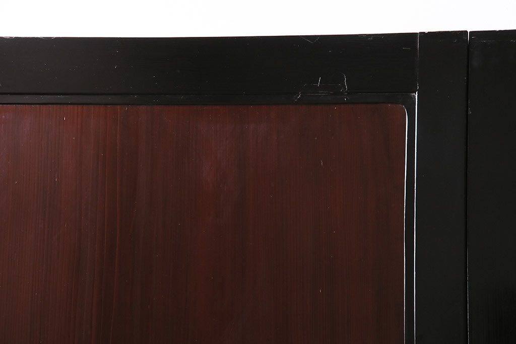 漆塗りの帯戸2枚をリペア&カスタム!設置場所に合わせてリサイズ。新材は漆塗りを再現して仕上げ。戸車を取り付け。(引き戸、建具)