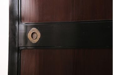 漆塗りの帯戸2枚をリペア&カスタム!設置場所に合わせてリサイズ。新材は漆塗りを再現して仕上げ。戸車を取り付け。(引き戸、建具)