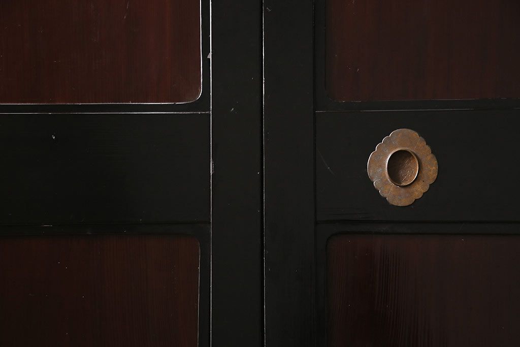 漆塗りの帯戸2枚をリペア&カスタム!設置場所に合わせてリサイズ。新材は漆塗りを再現して仕上げ。戸車を取り付け。(引き戸、建具)