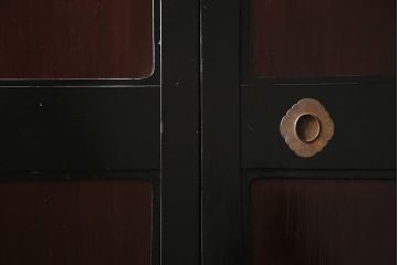 漆塗りの帯戸2枚をリペア&カスタム!設置場所に合わせてリサイズ。新材は漆塗りを再現して仕上げ。戸車を取り付け。(引き戸、建具)