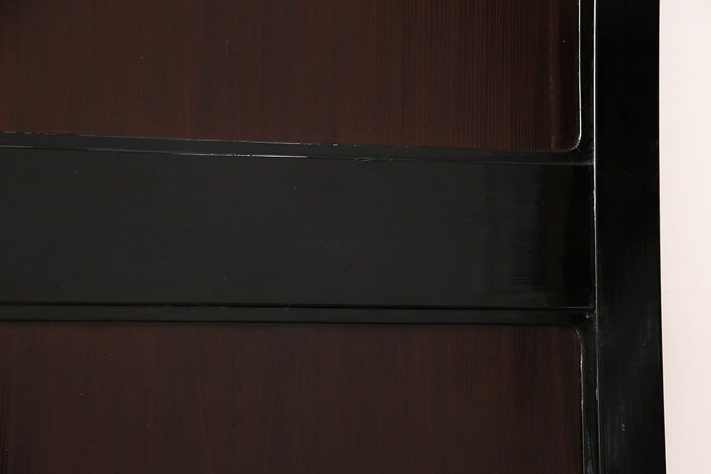 漆塗りの帯戸2枚をリペア&カスタム!設置場所に合わせてリサイズ。新材は漆塗りを再現して仕上げ。戸車を取り付け。(引き戸、建具)