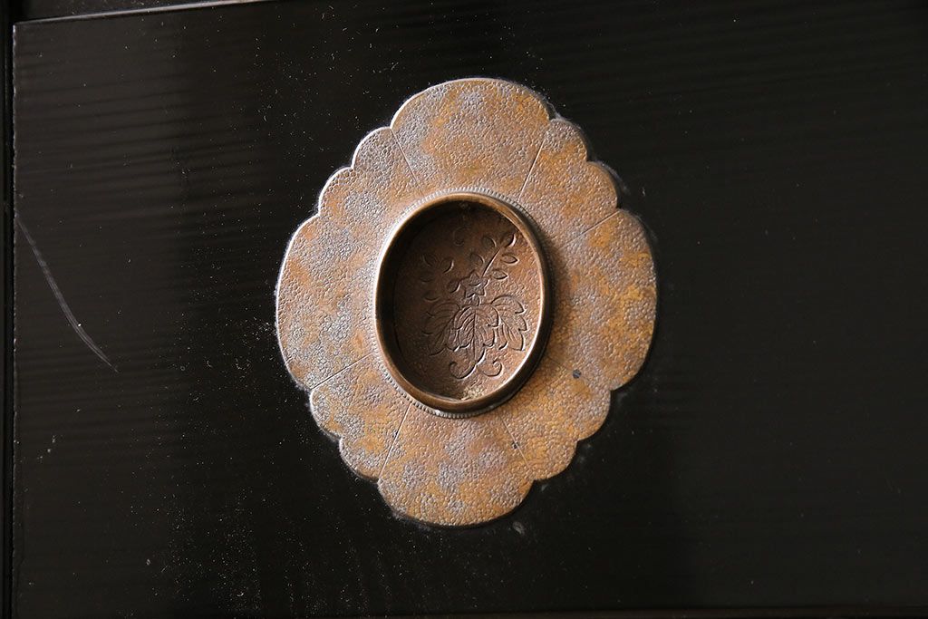 漆塗りの帯戸2枚をリペア&カスタム!設置場所に合わせてリサイズ。新材は漆塗りを再現して仕上げ。戸車を取り付け。(引き戸、建具)