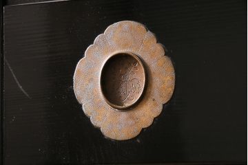 漆塗りの帯戸2枚をリペア&カスタム!設置場所に合わせてリサイズ。新材は漆塗りを再現して仕上げ。戸車を取り付け。(引き戸、建具)