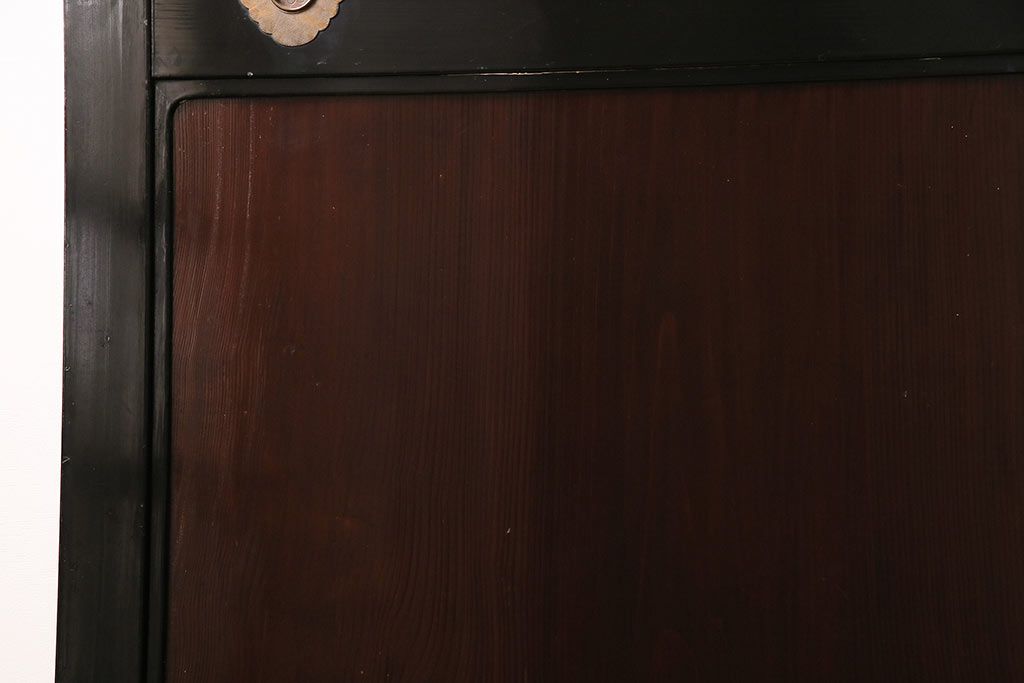 漆塗りの帯戸2枚をリペア&カスタム!設置場所に合わせてリサイズ。新材は漆塗りを再現して仕上げ。戸車を取り付け。(引き戸、建具)