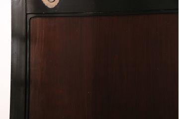 漆塗りの帯戸2枚をリペア&カスタム!設置場所に合わせてリサイズ。新材は漆塗りを再現して仕上げ。戸車を取り付け。(引き戸、建具)