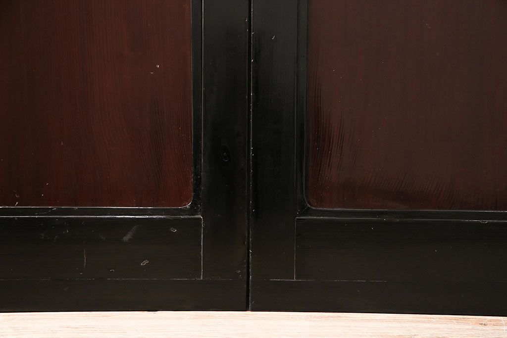 漆塗りの帯戸2枚をリペア&カスタム!設置場所に合わせてリサイズ。新材は漆塗りを再現して仕上げ。戸車を取り付け。(引き戸、建具)