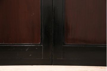 漆塗りの帯戸2枚をリペア&カスタム!設置場所に合わせてリサイズ。新材は漆塗りを再現して仕上げ。戸車を取り付け。(引き戸、建具)
