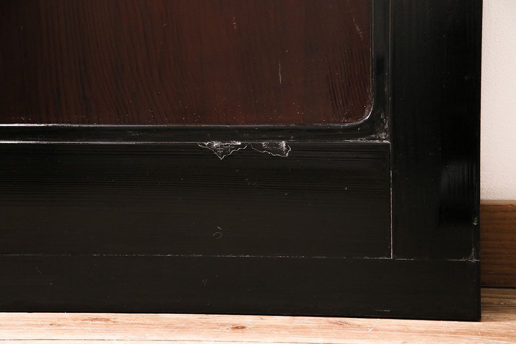 漆塗りの帯戸2枚をリペア&カスタム!設置場所に合わせてリサイズ。新材は漆塗りを再現して仕上げ。戸車を取り付け。(引き戸、建具)