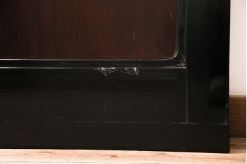 漆塗りの帯戸2枚をリペア&カスタム!設置場所に合わせてリサイズ。新材は漆塗りを再現して仕上げ。戸車を取り付け。(引き戸、建具)