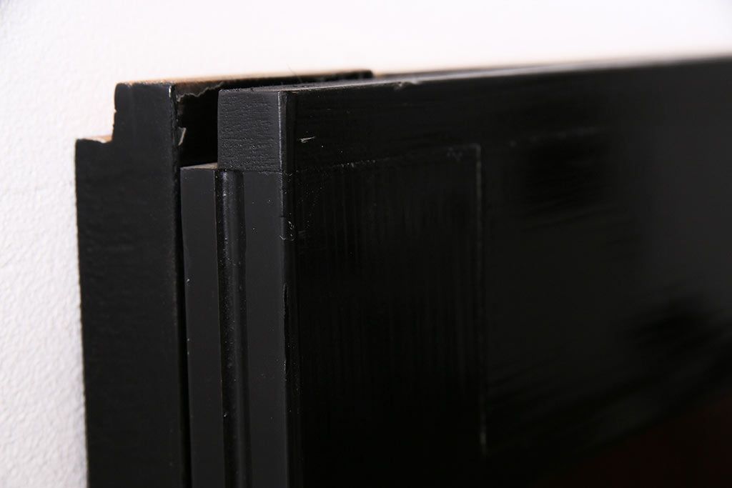 漆塗りの帯戸2枚をリペア&カスタム!設置場所に合わせてリサイズ。新材は漆塗りを再現して仕上げ。戸車を取り付け。(引き戸、建具)