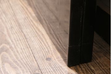 漆塗りの帯戸2枚をリペア&カスタム!設置場所に合わせてリサイズ。新材は漆塗りを再現して仕上げ。戸車を取り付け。(引き戸、建具)