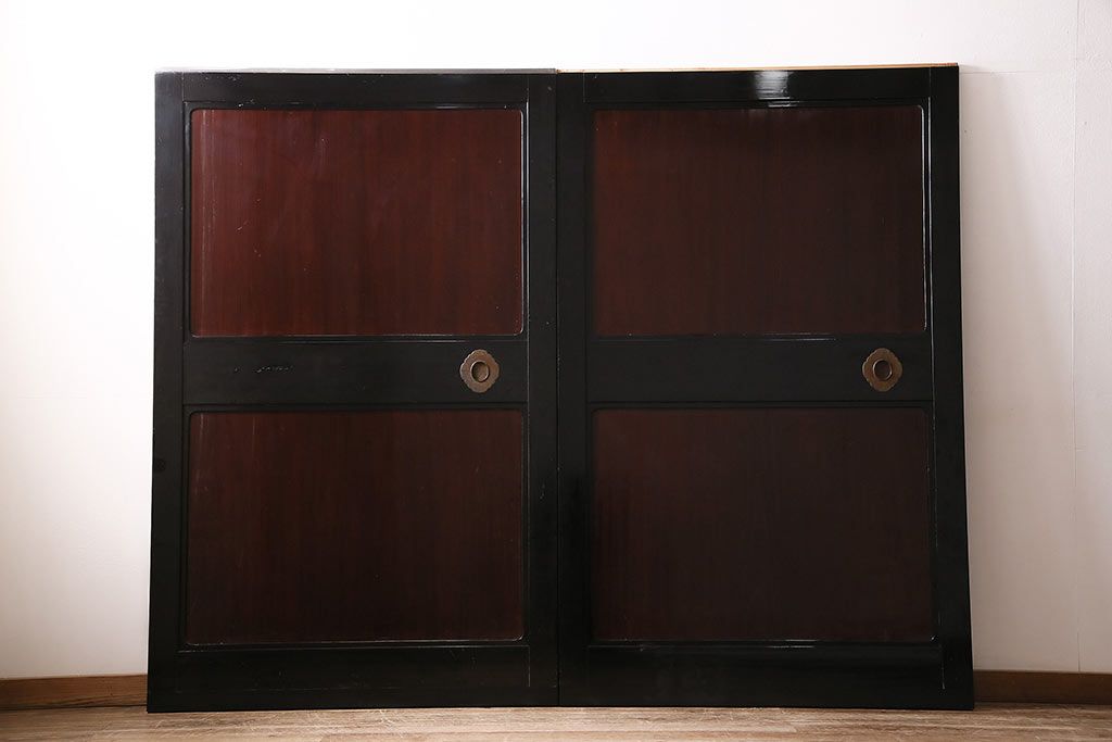 漆塗りの帯戸2枚をリペア&カスタム!設置場所に合わせてリサイズ。新材は漆塗りを再現して仕上げ。戸車を取り付け。(引き戸、建具)