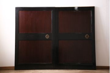 漆塗りの帯戸2枚をリペア&カスタム!設置場所に合わせてリサイズ。新材は漆塗りを再現して仕上げ。戸車を取り付け。(引き戸、建具)